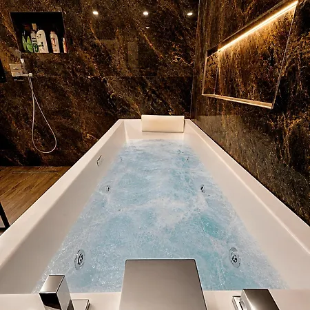 Vollga Panoramic 3br, Jacuzzi & Private Lift شقة